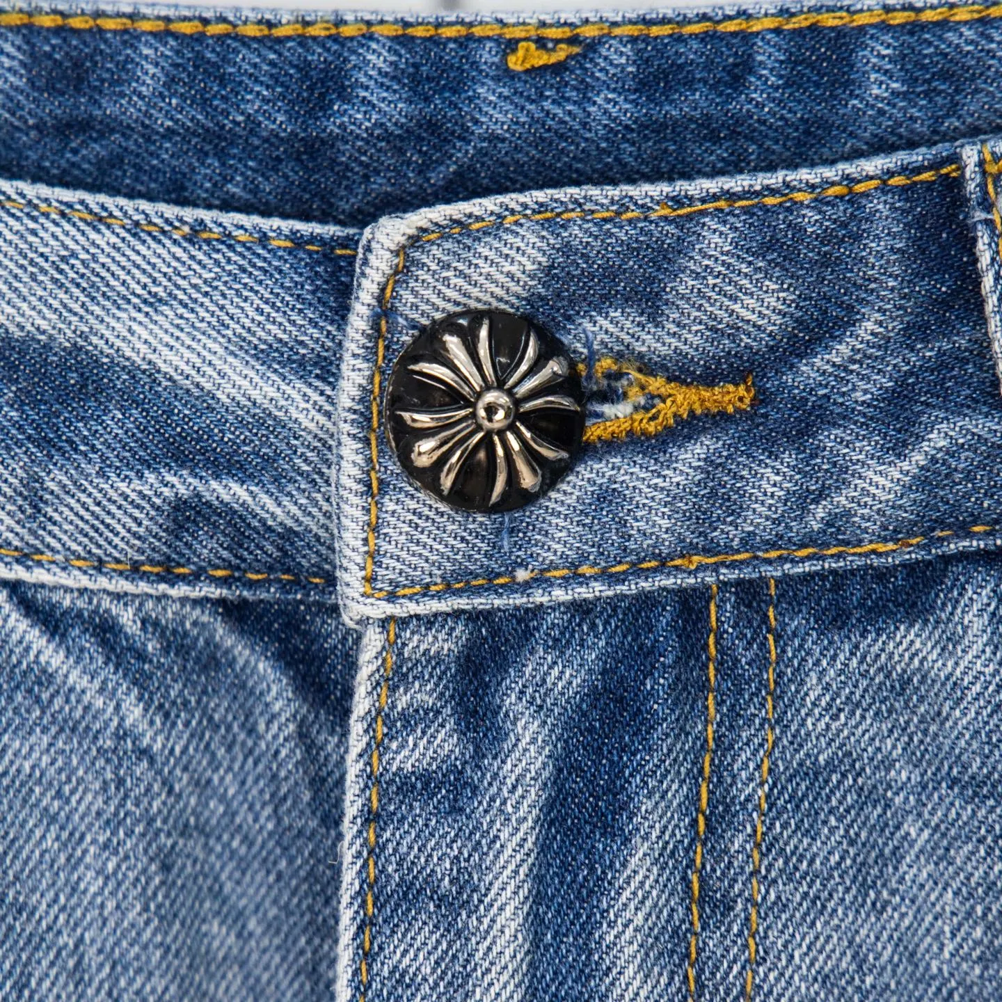 P260 Chrome Hearts light blue pants, Sanskrit black and white patchwork leather jeans. CH jeans need to be washed before being dismantled and then hand-stitched with sheepskin cross leather and then spliced ​​together. The whole piece has too many craftsmanship to explain. The patches are decorated with cross patterns, and the high-waisted washed jeans! ! Absolutely high-end luxury products, god-level single products and super popular products, made with top heavy industry, a must-see magic weapon. Customized hardware. The fabric is thick and soft after washing. It has good breathability. Customized small leather label. Unique design. The details are simple and elegant, and the workmanship is exquisite. The entire trousers are neatly routed and the details are in place! It’s so cool that both men and women can easily control the genderless trend! Style number: 1803# Color: blue Size: 28 30 32 34